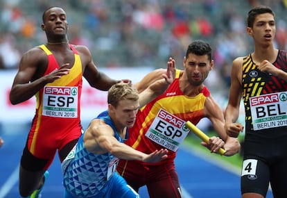  El atleta español Samuel García (2º dcha) choca con el italiano Vladímir Aceti (2º izq) durante el traspaso del testigo durante una de las series clasificatorias de los 4x400m relevos, el 10 de agosto de 2018, en Berlín.