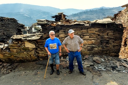 Dos vecinos en una de las calles arrasadas de San Vicente de Leira.