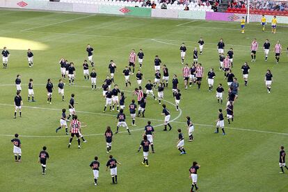 Un momento del 'Partido imposible', en homenaje a Joseba Etxeberria que los jugadores del Athletic han disputado frente cientos de niños en el estadio de San Mamés