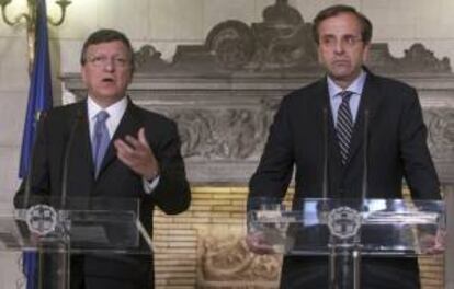 El primer ministro de Grecia, Antonis Samaras (d), se reúne con el presidente de la Comisión Europea, José Manuel Durao Barroso (i), en la Mansión Maximos, sede del gobierno en Atenas, Grecia.