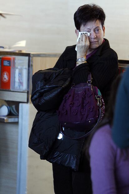 Una pasajera en el aeropuerto de Manises (Valencia).