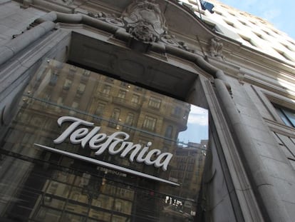 Logotipo de Telefónica en su sede de Gran Vía.