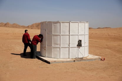 Outros elementos da conquista simulada de Marte: o módulo espacial, os astromóveis de exploração e um refúgio nas cavernas. Na imagem, um membro da equipe observa uma simulação de cápsula espacial.