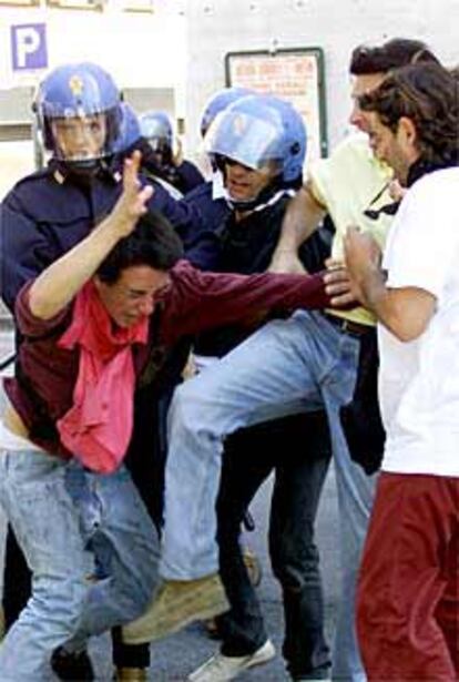 El policía Alessandro Perugini (de paisano) patea a un manifestante.