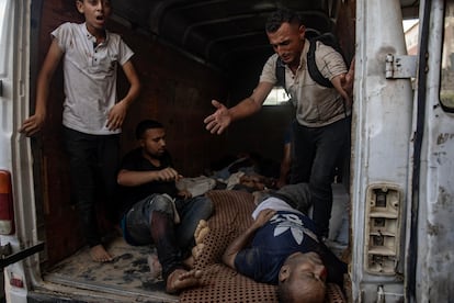 Varios palestinos trasladan a un herido al hospital Nasser de Jan Yunis tras un bombardeo israelí, este lunes.