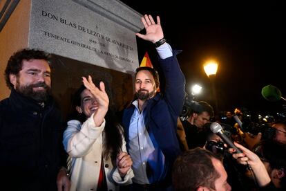 El presidente de Vox, Santiago Abascal (a la derecha), junto a Ivn Espinosa de los Monteros y Roco Monasterio en el monumento a Blas de Lezo, en la plaza de Coln de Madrid.