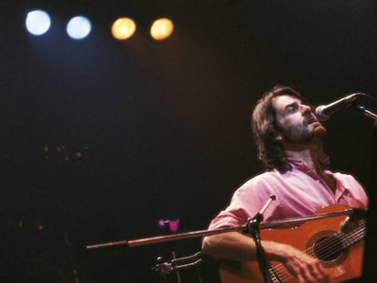 Luis Eduardo Aute durante un concierto en 1983. Incorporó 'Rosas en el mar' a la mayoría de sus conciertos desde finales de los sesenta.