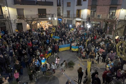 Vecinos de Guissona se concentran en apoyo a Ucrania frente al Ayuntamiento, este jueves.