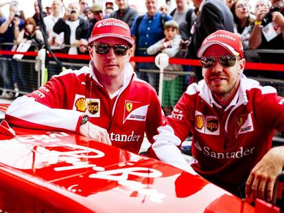 Los pilotos de Ferrari Kimi Raikkonen y Sebastian Vettel lucen sus nuevas Ray-Ban.