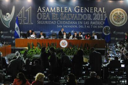 Miembros de la Organización de los Estados Americanos (OEA) participan hoy, martes 7 de junio de 2011, en la tercera sesión de la XLI Asamblea General de la OEA en San Salvador