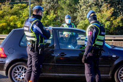 Un agente de policía municipal le pide la documentación al conductor de un vehículo durante un control efectuado el pasado 10 de octubre.