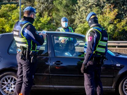 Un agente de policía municipal le pide la documentación al conductor de un vehículo durante un control efectuado el pasado 10 de octubre.