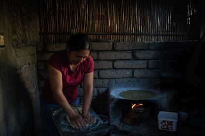 Una mujer cocina tortillas en la estufa artesanal de su casa en el Estado de Oaxaca. 