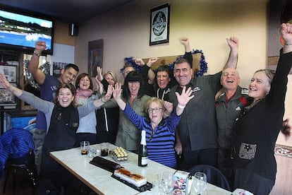 Belén Zafra celebra junto a sus amigos lo recaudado gracias a la lotería.