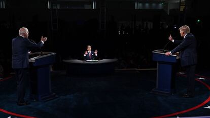 El presidente de los Estados Unidos, Donald Trump (derecha), y el candidato presidencial demócrata, Joe Biden, participan en el primer debate presidencial.