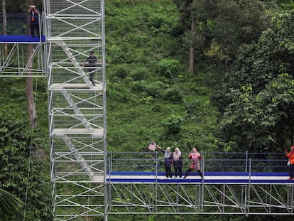 Kuala Lumpur (Malaysia), 14/09/2020.- Visitors react as they walk on the Forest Skywalk in Kuala Lumpur, Malaysia, 14 September 2020. People visiting the Forest Skywalk will find themselves suspended up to 50 meters above the Forest Research Institute Malaysia (FRIM) forest and will be able to walk around the 250-meter long structure to enjoy an aerial view of the botanical gardens. (Malasia) EFE/EPA/FAZRY ISMAIL