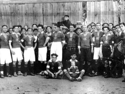 Alexandre B&oacute;veda (segundo pola dereita) co Royal F&uacute;tbol Club, un equipo de Ourense nos anos 20.