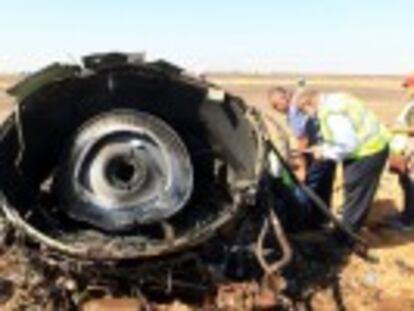  Explotó un artefacto explosivo  que hizo que el aparato se desintegrara en el aire, afirma el Servicio Federal de Información