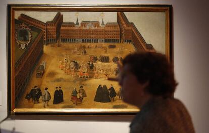 La comisaria Beatriz Blasco, ante el cuadro 'Perspectiva de la Plaza Mayor', de 1620, incluido en la exposición.