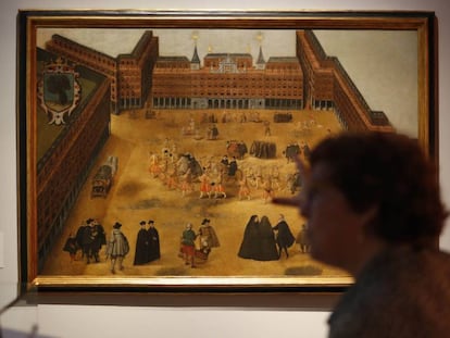 La comisaria Beatriz Blasco, ante el cuadro 'Perspectiva de la Plaza Mayor', de 1620, incluido en la exposición.