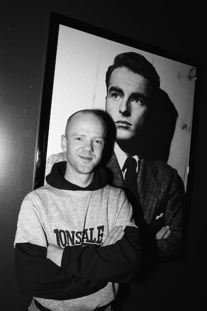 Jimmy Somerville posa frente a un póster de Montgomery Clift en Nueva York en 1990.