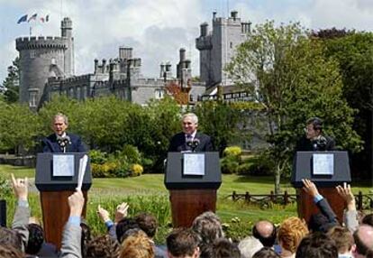 Bush, Ahern y Prodi, durante la rueda de prensa para ofrecer las conclusiones de la cumbre.