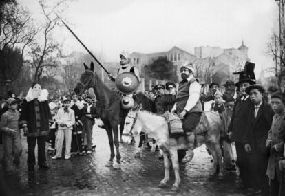 Dos hombres difrazados de Don Quijote y Sancho Panza en el carnaval de Madrid de 1932, cerca de la plaza de Colón.