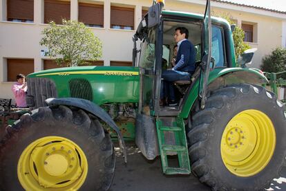 Albert Rivera, subido a un tractor en Guadalajara en marzo de 2019.