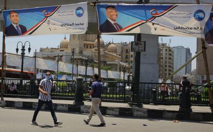 Pancartas electorales para el Senado, el pasado martes en El Cairo.