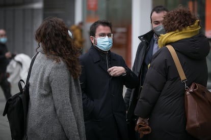 Pere Aragonès, presidenciable por ERC, este lunes en Barcelona rodeado por algunos miembros de su equipo a la salida de la emisora Rac1.