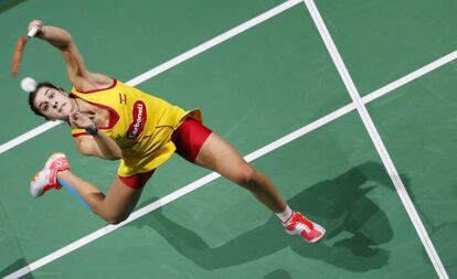 La española Carolina Marín se enfrenta a la japonesa Nozomi Okuhara en un partido de individuales femenino de las Finales Superseries de bádminton en Dubái (Emiratos Árabes Unidos).