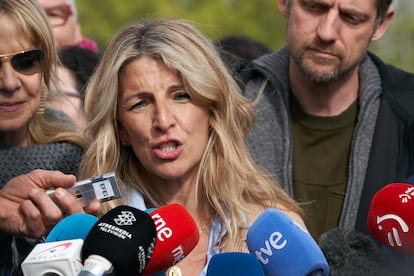 La coordinadora general de Sumar y vicepresidenta del Gobierno, Yolanda Díaz, atendiendo a los medios este jueves en el acto de campaña en Vitoria.