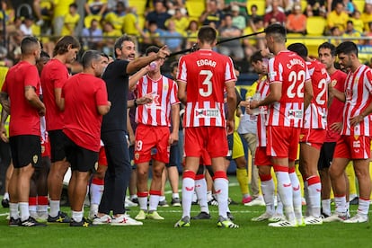 Vicente Moreno da instrucciones a sus jugadores durante un partido del Almería de esta temporada.