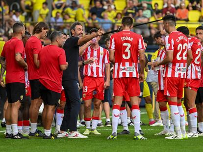 Vicente Moreno da instrucciones a sus jugadores durante un partido del Almería de esta temporada.