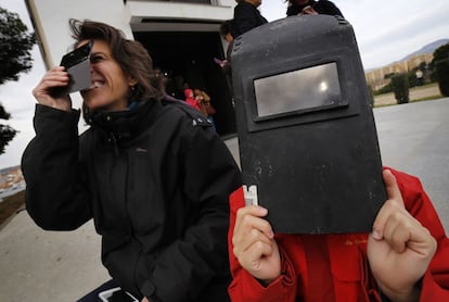 La màscara de soldador ha servit de bona protecció per veure l'eclipsi de Sol.