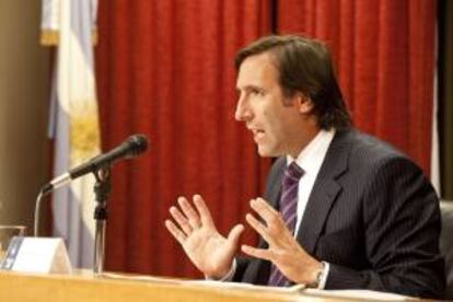 Fotografía cedida por el Ministerio argentino de Economía del titular de esta cartera, Hernán Lorenzino, durante una rueda de prensa. EFE/Archivo