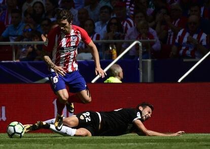 Vrsaljko defiende la pelota ante el jugador del Sevilla Franco Vázquez.