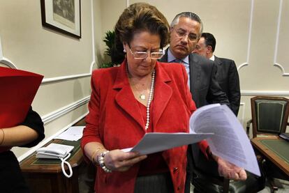 Miguel Domínguez, detrás de Rita Barberá, en una imagen de archivo.