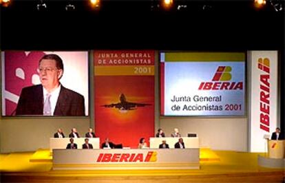 El presidente de Iberia, Xabier de Irala, se dirige a los accionistas durante la junta celebrada ayer en Madrid.