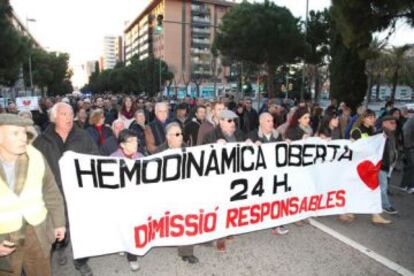 Unas 700 personas protestan en Tarragona por el horario de hemodin&aacute;mica en 2015.