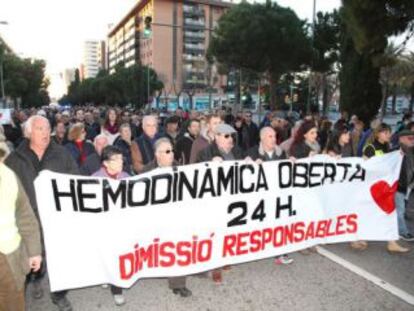 Unas 700 personas protestan en Tarragona por el horario de hemodin&aacute;mica en 2015.