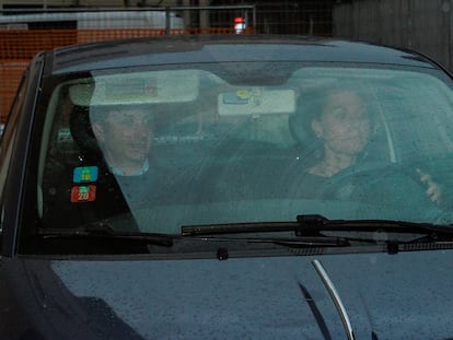 Alberto Stasi, junto a la abogada Giada Bocellari, saliendo del Tribunal de Pavía tras los interrogatorios para la reapertura del caso Garlasco, en Pavía, el 20 de mayo de 2025.