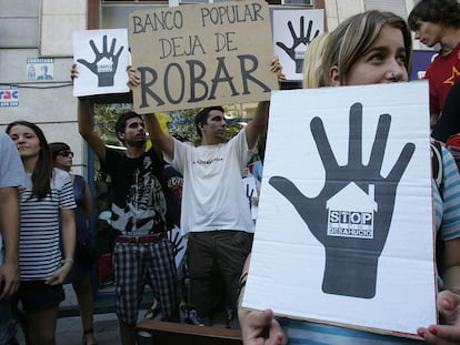 El movimiento de los indignados impide en junio el desahucio de una familia en Elche (Alicante).
