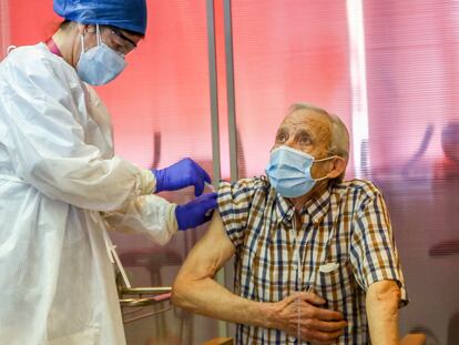 Nicanor, de 72 años, el primer hombre en vacunarse en la Comunidad de Madrid, el domingo pasado, en el primer día de vacunación contra la covid-19 en España, en la residencia pública de mayores de Vallecas.