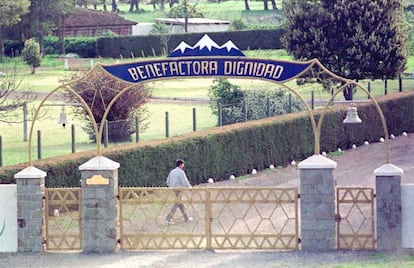 Vista de la puerta principal de Colonia Dignidad en Parral, 300 km al sur de Santiago de Chile.