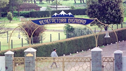 Vista de la puerta principal de Colonia Dignidad en Parral, 300 km al sur de Santiago de Chile.