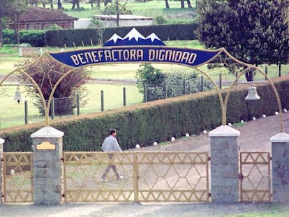 Vista de la puerta principal de Colonia Dignidad en Parral, 300 km al sur de Santiago de Chile.