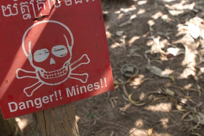 Los grupos de desminado han conseguido reducir las víctimas de minas anti-persona en Camboya de 4.000 a 111 en una década. Pero la comunidad internacional está reduciendo las ayudas en los últimos años.