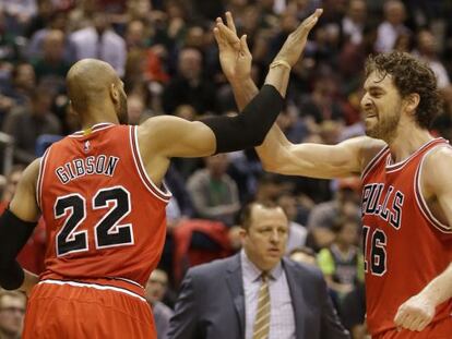 Pau Gasol felicita a Gibson en presencia de Thibodeau.