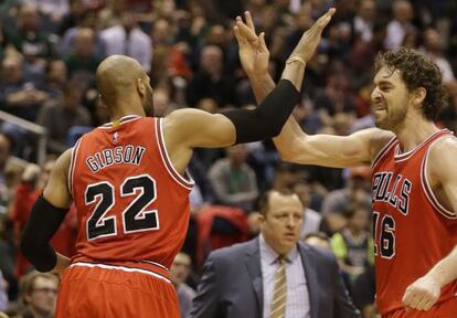 Pau Gasol felicita a Gibson en presencia de Thibodeau.